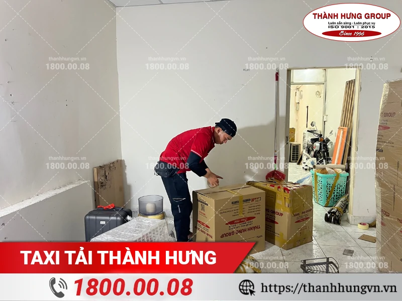 Nhân viên Thành Hưng chuẩn bị thùng carton để đóng gói đồ